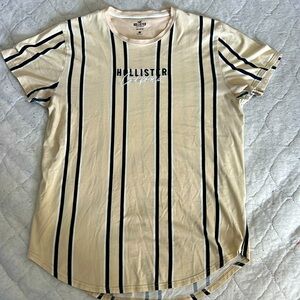 Men’s hollister rounded end tee shirt.